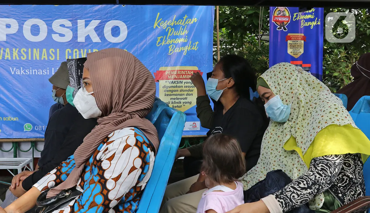Warga menunggu giliran untuk vaksinasi COVID-19 di Kampung Tangguh Jaya Cideng, Jakarta, Sabtu (10/4/2021). Pelaksanaan program vaksinasi massal tersebut dilakukan di 500 Kampung Tangguh Jaya (KTJ), beberapa mal, serta tempat umum lainnya. (Liputan6.com/Herman Zakharia)