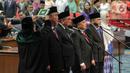 Prosesi pengambilan sumpah lima pimpinan DPRD DKI Jakarta saat dilantik di Gedung DPRD DKI Jakarta, Senin (14/10/2019). Ketua DPRD DKI Jakarta kembali dijabat oleh Prasetio Edi Marsudi. (Liputan6.com/Faizal Fanani)