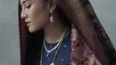Dian Sastro tampil cantik dengahn menggunakan busana khas Aceh yang sering dipakai Laksamana Malahayati, putri dari kesultanan Aceh yang memimpin 2.000 orang pasukan Inong Balee. (sumber: Liputan6.com/IG/therealdisastr)