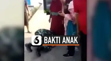 Seorang pria berbaju TNI menangis saat bertemu sang Ibu. Tidak hanya itu, ia juga langsung mencium kaki sang Ibunda. Sontak, video ini menjadi viral dan mendapatkan reaksi haru dari warganet.