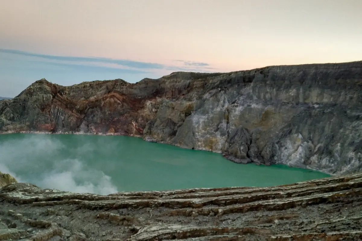 Panorama dari Puncak Gunung Ijen, Banyuwangi, Jawa Timur.