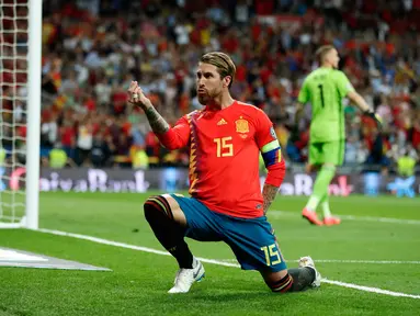 Bek Spanyol Sergio Ramos melakukan selebrasi usai mencetak gol ke gawang Swedia dalam laga kualifikasi Grup F Piala Eropa 2020 di Stadion Santiago Bernabeu, Madrid, Senin (10/6/2019). Spanyol membantai Swedia 3-0. (AP Photo/Manu Fernandez)