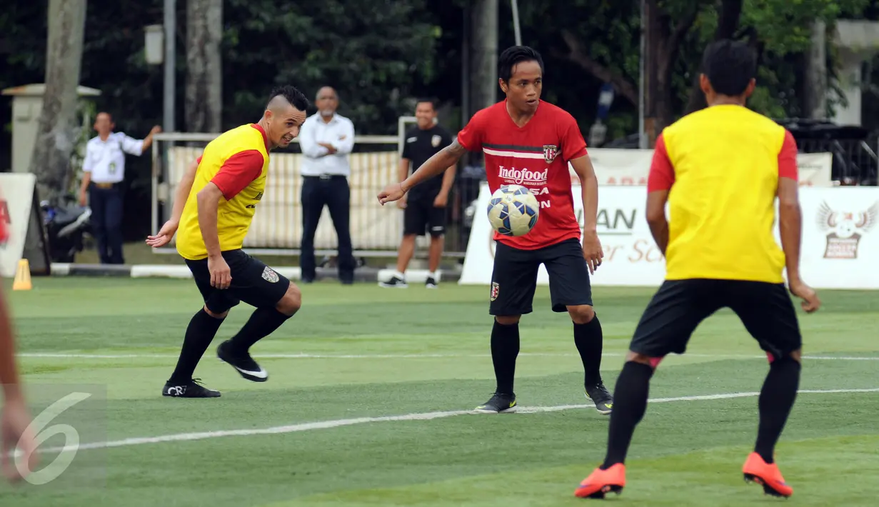 Gelandang Bali United, I Gede Sukadana (tengah) berusaha mengontrol bola saat latihan di Lapangan Pertamina, Jakarta, Rabu (6/4/2016). Kandas di Piala Bhayangkara 2016, Bali United bersiap mengikuti Trofeo Persija. (Liputan6.com/Helmi Fithriansyah)