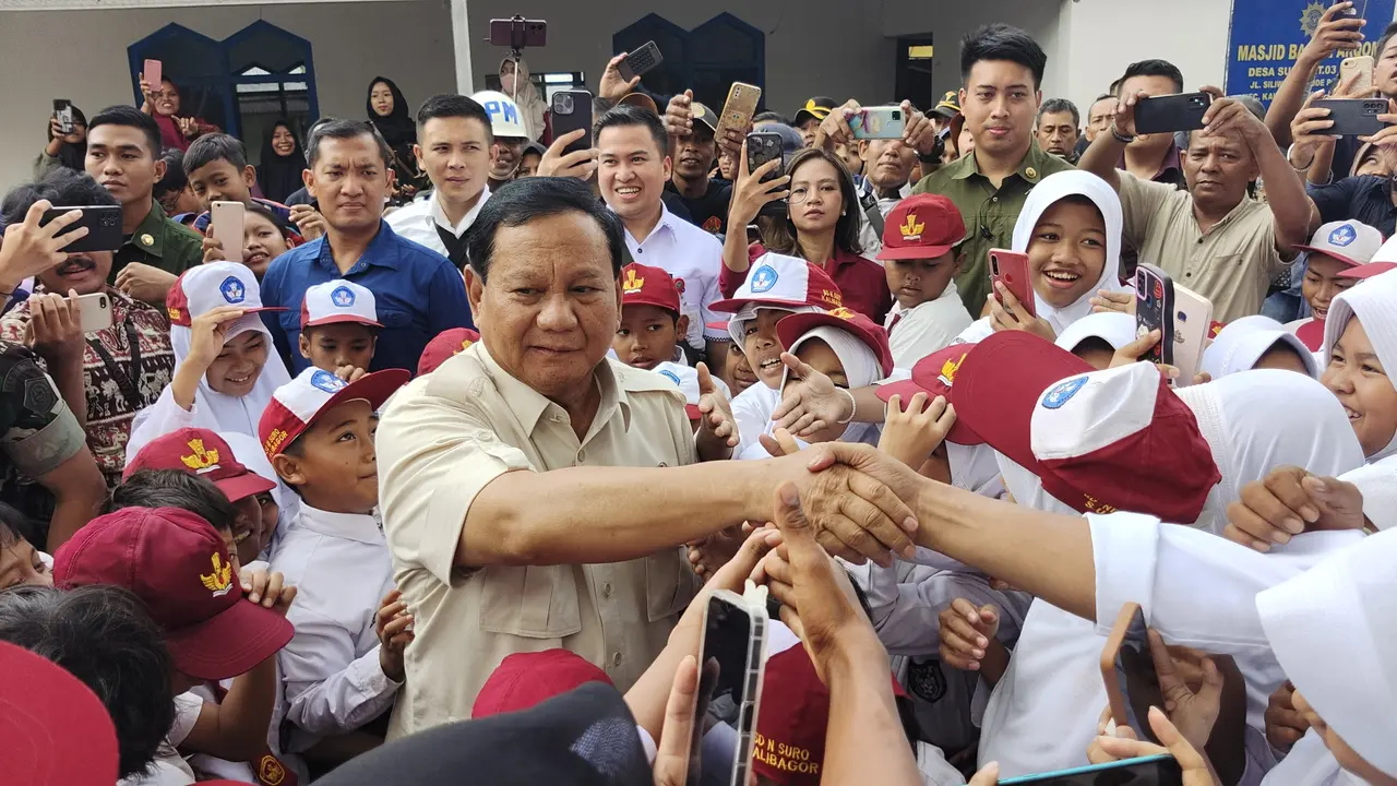 Menhan Prabowo Subianto disambut siswa SD saat mendatangi Desa Suro, Kecamatan Kalibagor, Kabupaten Banyumas, Minggu (29/10/2023).