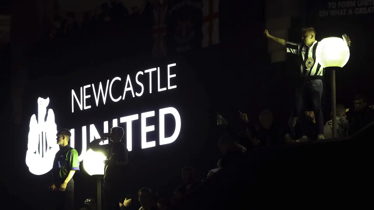 Foto: Punya Boss Baru Kaya Raya, Suporter Newcastle United Berpesta