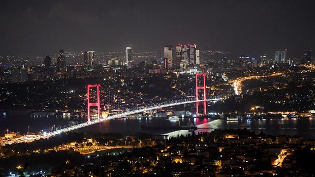 Pemandangan Menawan Jembatan Bosphorus di Malam Hari