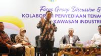Staf Khusus Menteri Ketenagakerjaan, Caswiyono Rusydie Cakrawangsa pada Focus Grup Discussion dan Rapat Koordinasi lintas-stakeholder bertema "Kolaborasi Penyediaan Tenaga Kerja di KITB" yang digelar oleh Kantor Staf Presiden (KSP), di Bandung, Jawa Barat, Jumat (8/7/2022).