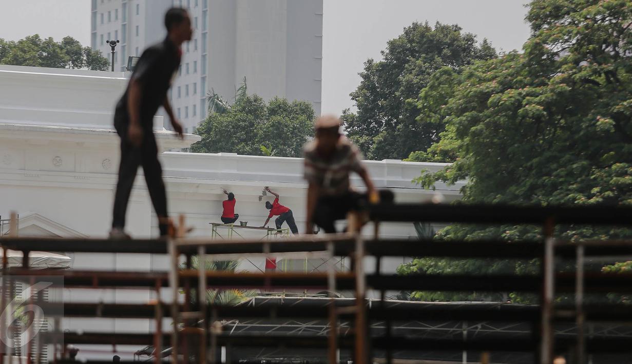 Pekerja menyelesaikan panggung untuk persiapan peringatan HUT Kemerdekaan RI ke-70 di halaman Istana Merdeka, Jakarta, Kamis (6/8). Persiapan terus dilakukan di kompleks Istana jelang perayaan hari kemerdekaan 17 Agustus 2015. (Liputan6.com/Faizal Fanani)