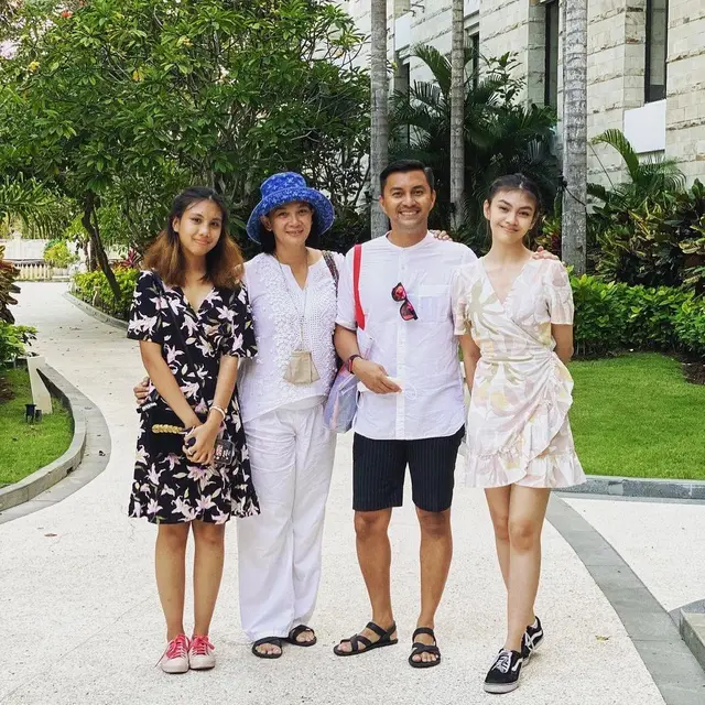 Bak Pasangan Muda, Ini 6 Potret Anjasmara dan Istri Pakai Baju Couple
