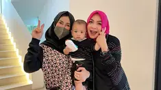 Rieta Amilia dan Amy Qanita kerap terlihat bersama di berbagai acara. Terbaru, keduanya ini diketahui menghadiri acara rilisan kolaborasi pakaian milik Nagita Slavina. (Liputan6.com/IG/@rieta_amilia)
