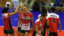 Ekspresi pemain putri Jakarta Pertamina Energi setelah menang melawan Gresik Petrokimia pada putaran pertama Proliga 2016 di GOR Ken Arok, Malang, Sabtu (20/2/2016). Jakarta Pertamina Energi menang 3-0. (Bola.com/Nicklas Hanoatubun)