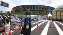 Polisi mengatur kerumunan di luar Stadion Olimpiade sebelum pertunjukan tim aerobatik Angkatan Udara Bela Diri Jepang (JASDF) Blue Impulse jelang upacara pembukaan Olimpiade Tokyo 2020 di Tokyo, Jelang, Jumat (23/7/2021). (Behrouz MEHRI/AFP)