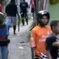 Usai mengantar jenazah bentrokan antar warga terjadi di Jalan Maleo, Timika. Selain itu, Amokrane tewas akibat luka tusukan pada leher.