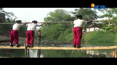 Anak-anak ini seberangi sungai dengan dua batang bambu, demi bisa berangkat sekolah. Lantas, masih ada yang malas pergi ke sekolah?