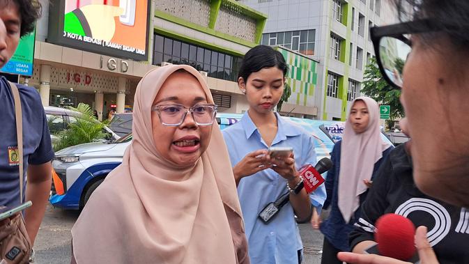 Putri Tak Mau Pergi: Anak Berkebutuhan Khusus Menjaga Ibunya di Tengah Luka Kecelakaan KRL Bekasi