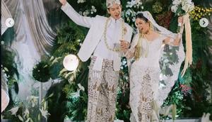 Tristan Juliano dan Narrel Amara dalam balutan busana pengantin adat Jawa. (dok. tangkapan layar Instagram @narrelamara/https://www.instagram.com/p/DSP1hDZj_wC/?img_index=1/Dinny Mutiah)