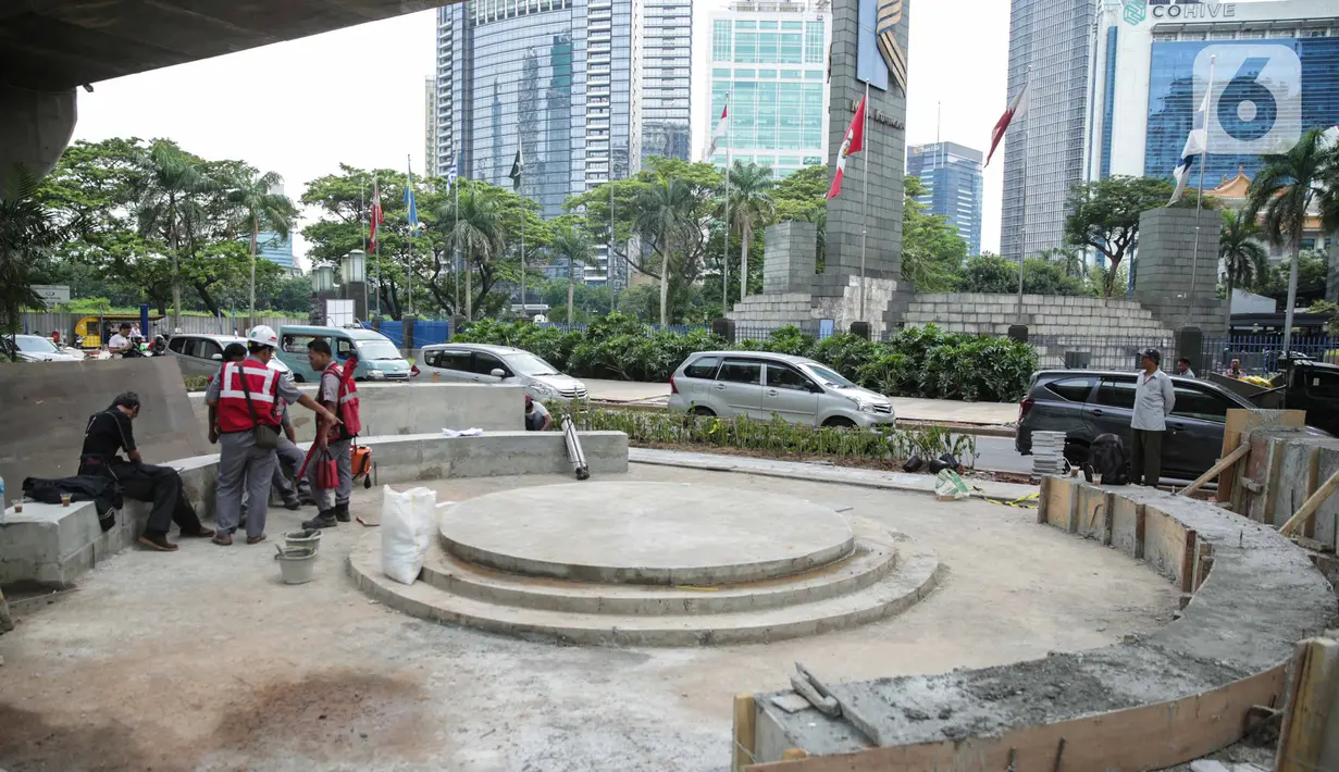 Pekerja merampungkan pembangunan konstruksi amphiteater di Jalan Satrio-Casablanca, Jakarta, Selasa (10/12/2019). Kawasan ini akan tersedia skate park, area istirahat, ruang seni dan parkir sepeda serta sisi ruang seni akan tersedia panggung dan amphitheater. (Liputan6.com/Faizal Fanani)