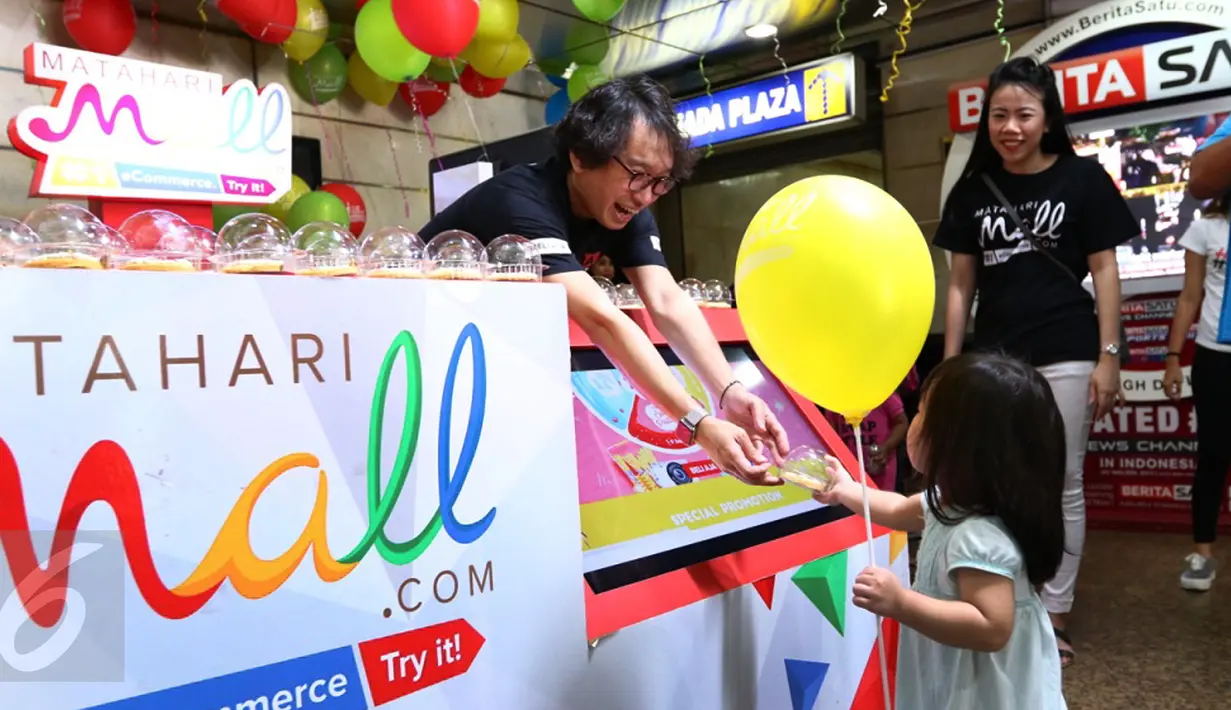 CEO MatahariMall.com Hadi Wenas membagikan balon dan hadiah, kepada seorang anak pada Hari Pelanggan Nasional di Gajah Mada Plaza, Jakarta, Minggu (04/9). Kegiatan ini juga menyambut ulang tahun pertama MatahariMall.com. (Liputan6.com/Fery Pradolo)