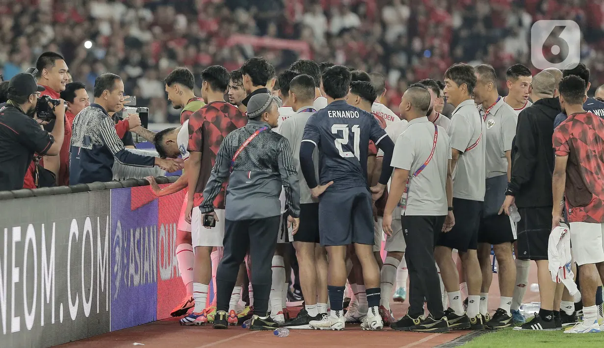 Usai pertandingan, Presiden Joko Widodo (Jokowi) langsung turun ke lapangan untuk menyapa pemain timnas Indonesia. (Liputan6.com/Angga Yuniar)