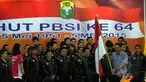 PBSI rayakan HUT  ke-64 sekaligus melakukan pelepasan Tim Piala Sudirman 2015 di Pelatnas Cipayung, Jakarta, Selasa (5/5/2015). Tampak Gita Wirjawan memberikan bendera kepada Tim Piala Sudirman 2015. (Liputan6.com/Yoppy Renato)