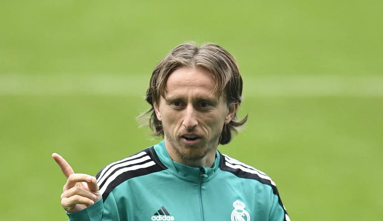 <p>Gelandang Real Madrid, Luka Modric bereaksi saat ia mengambil bagian dalam sesi latihan tim di Stadion Etihad di Manchester, Inggris barat laut, pada 25 April 2022. Real Madrid akan bertanding melawan Manchester City pada leg pertama semifinal Liga Champions. (AFP/Oli Scarff)</p>