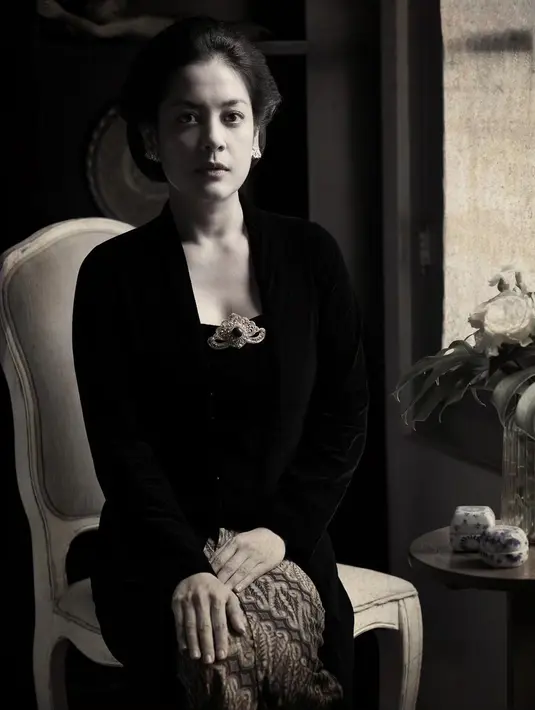 Lulu Tobing sendiri beberapa kali tampak mengunggah foto saat memakai kebaya di akun Instagram terverifikasinya. Ia tampak begitu anggun dan menawan dalam balutan kebaya hitam lengkap dengan sanggulnya. (Liputan6.com/IG/@lutob)