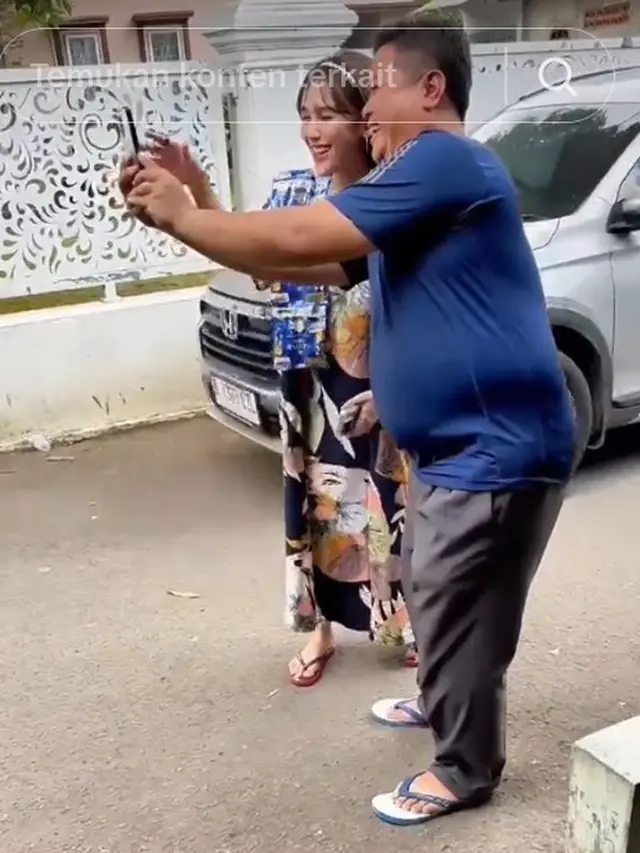 Ayu Ting Ting berdaster dan sandal jepit (TikTok/t.amagoci)