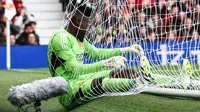Reaksi kiper Manchester United, Andre Onana setelah gawangnya dibobol oleh pemain RC Lens, Florian Sotoca pada laga uji coba pramusim di Old Trafford, Manchester, Sabtu (05/08/2023). (AFP/Darren Staples)