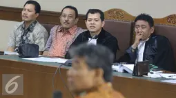 Kuasa hukum PT. PT Brantas Abipraya saat mendengarkan keterangan saksi Kepala Kejati DKI Jakarta, Sudung Situmorang saat sidang di Pengadilan Tipikor, Jakarta, Rabu (3/8). (Liputan6.com/Immanuel Antonius)