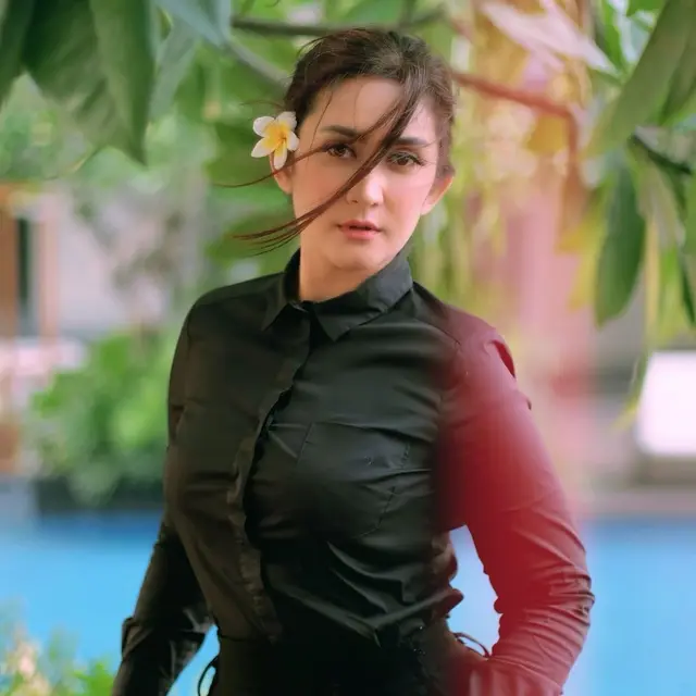 Nafa Urbach yang terlihat cantik di usia kepala empat