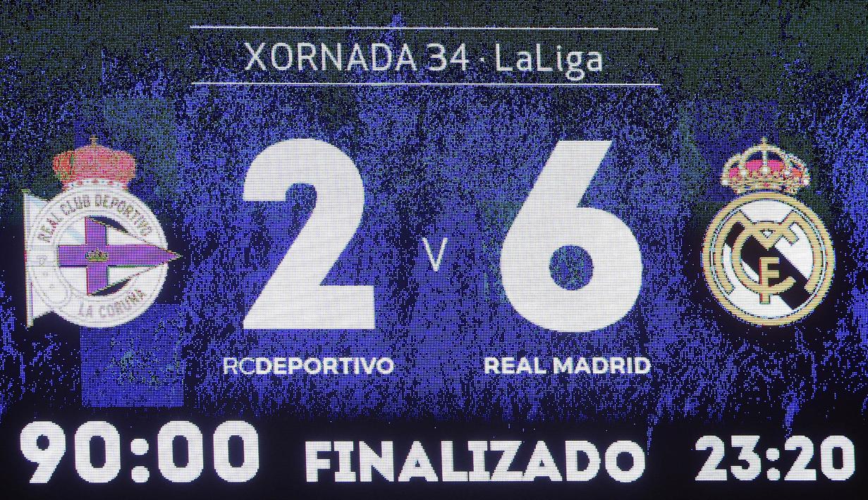 Papan skor saat Real Madrid melawan Deportivo pada laga La Liga di Stadion Riazor, La Coruna, Rabu (26/4/2017). Deprtivo kalah 2-6 dari Madrid. (AFP/Miguel Riopa)