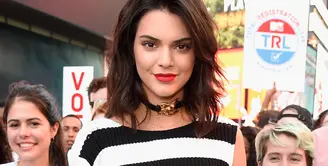 Sebagai artis, model dan presenter televisi Amerika Serikat, Kendall Jenner terkenal dengan salah satu public figure yang berani dengan penampilannya. Kini Kendall hadir degan tato baru ‘meow’ nya yang tersemat di bibir seksinya itu. (AFP/Bintang.com)