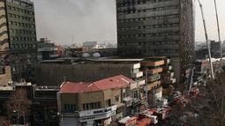 Asap hitam membumbung dari gedung pencakar langit tertua Iran, gedung Plasco, di pusat kota Teheran, Kamis (19/1). Gedung Plasco yang dibangun pada dekade 1960 adalah bangunan tinggi dan pusat perbelanjaan pertama di Teheran. (AP Photo/Vahid Salemi)