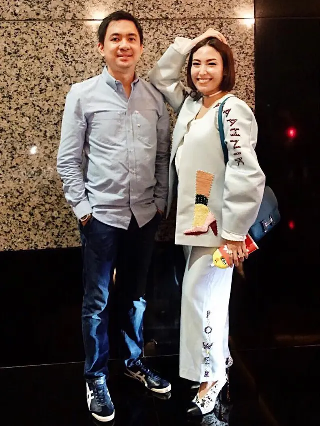 [Bintang] 8 Foto Ayu Dewi dan Regi Datau yang Kocak Tapi Romantis