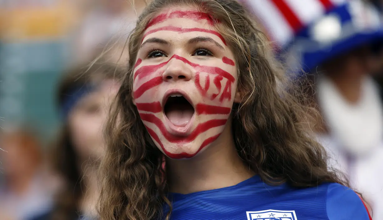 Suporter AS saat mendukung tim sepak bola wanita AS bertanding dalam babak 16 besar Piala Dunia Wanita di Stadion Commonwealth, KanadaStadium. (22/6). (Reuters/Michael Chow-USA TODAY Sports)