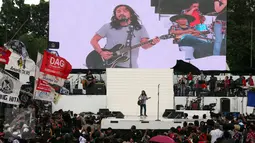 Penyanyi Ello saat menghibur para pendukung Ahok - Djarot pada konser gue 2 di Jakarta, Sabtu (4/2). Sejumlah artis meramaikan konser gue 2 untuk mendukung pasangan calon nomer 2 Ahok - Djarot pada Pilkada DKI Jakarta. (Liputan6.com/Johan Tallo)