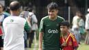 Pemain Timnas Indonesia U-22, Witan Sulaeman, foto bersama fans saat latihan di Lapangan ABC, Senayan, Jakarta, Sabtu (12/1). Witan menjadi pemain termuda dalam seleksi Timnas Indonesia U-22 dengan usia 17 tahun. (Bola.com/M Iqbal Ichsan)