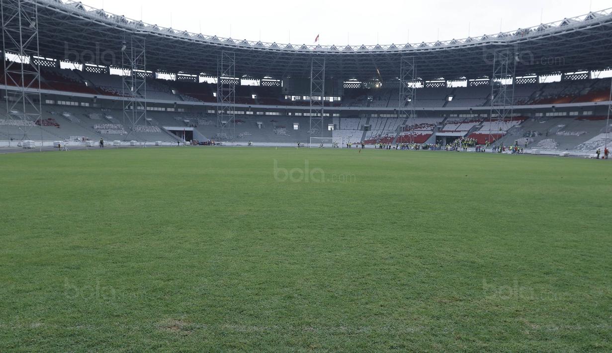 Suasana lapangan SUGBK di Senayan, Jakarta, Selasa (8/8/2017). SUGBK menggunakan rumput jenis Zoysia matrella yang merupakan rumput standar FIFA untuk stadion bertaraf internasional. (Bola.com/M Iqbal Ichsan)