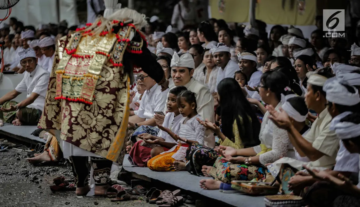 Suasana prosesi upacara Tawur Agung Kesanga 2019 di Pura Aditya Jaya Rawamangun, Jakarta, Rabu (6/3). Prosesi Tawur Agung yang dihadiri umat Hindu merupakan rangkaian perayaan Hari Raya Nyepi Tahun Baru Saka 1941. (Liputan6.com/Faizal Fanani)