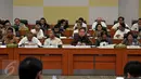 Menkeu Bambang Brodjonegoro (ketiga kanan) dan Menko Perekonomian Darmin Nasution (ketiga kiri) mengikuti rapat kerja dengan Badan Anggaran DPR di Kompleks Parlemen Senayan, Jakarta, Senin (7/9). Rapat itu membahas RUU APBN 2016.(Liputan6.com/Johan Tallo)