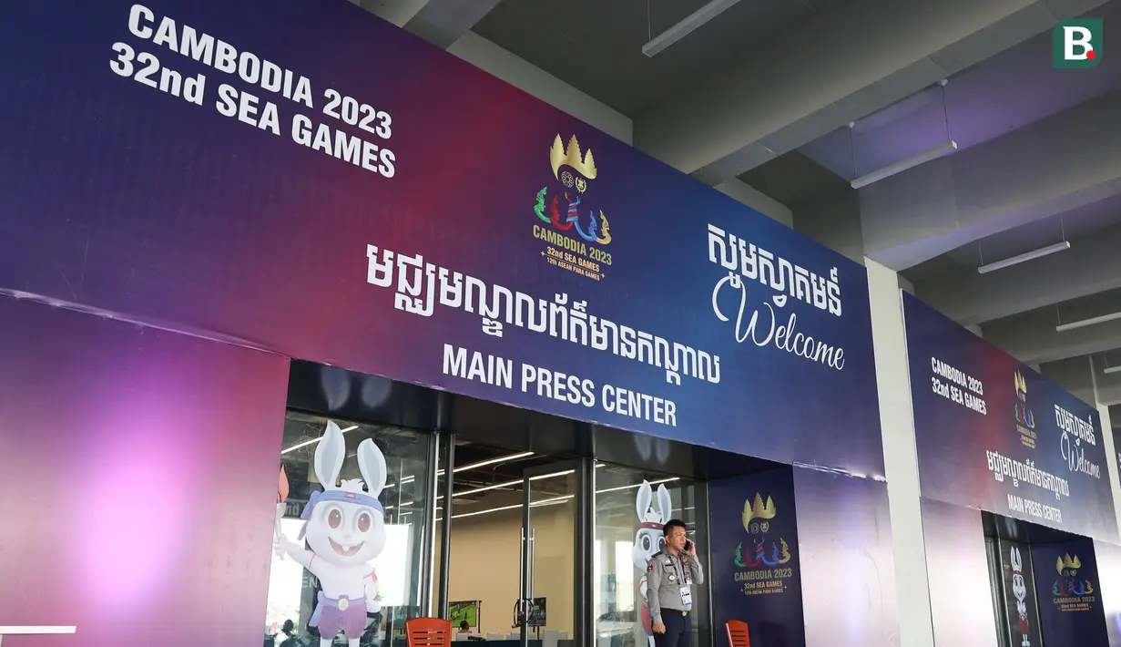Setelah mencoba bekerja di sana, MPC di Morodok Techo Stadium cukup nyaman dengan AC yang dingin dan WIFI dengan kecepatan tinggi. (Bola.com/Abdul Aziz)