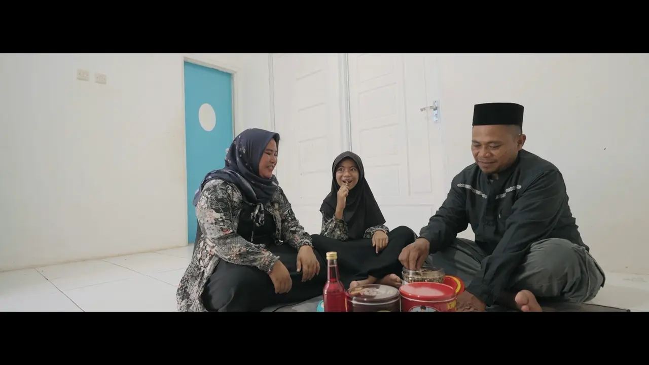 Cerita haru warga Kampung Nelayan Sejahtera Indramayu yang merayakan Lebaran perdana di rumah baru bantuan pemerintah, penuh rasa syukur dan harapan baru.