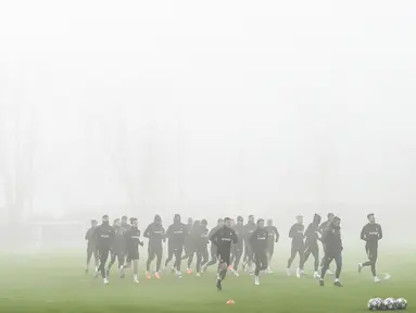 Para pemain Chelsea melakukan pemanasan selama sesi latihan tim di fasilitas latihan Chelsea Cobham di Stoke D'Abernon, London pada 14 Februari 2023. Chelsea akan bertanding melawan Borussia Dortmund pada leg pertama babak 16 besar Liga Champions di di Westfalenstadion. (AFP/Glyn Kirk)