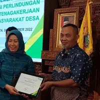 Pemerintah Desa Wunut Mendapatkan Pehargaan dari BPJS KETENAGAKERJAAN atas prestasi yang telah diraih, yaitu telah mendaftarkan seluruh kepala keluarga di Desa Wunut menjadi peserta BPJS KETENAGAKERJAAN (foto Pemkab Klaten)