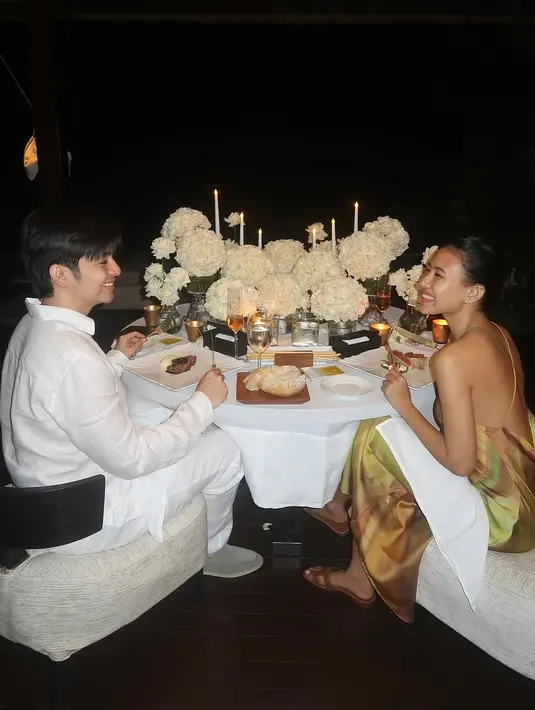 Pasangan ini tampak serasi dengan pilihan outfit yang sederhana namun tetap stylish dan mewah. [@angga/@sheninacinnamon].