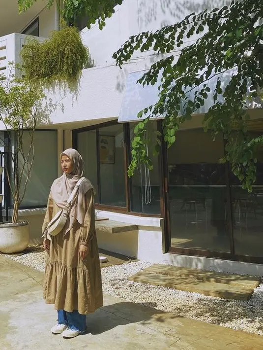 Tampil kekinian dengan ruffle dress dan celana kulot ala pesinteron Natasha Rizky, effortlessly stylish! (Instagram/natasharizkynew).
