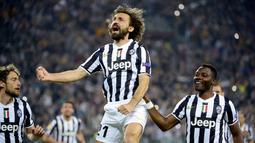 AC Milan melepas Andrea Pirlo pergi secara gratis ke Juventus lantaran mereka pikir dia telah melewati usia puncaknya. Namun sayang keputusan tersebut dinilai salah besar lantaran Juve yang kala itu diasuh Conte justru sukses menjadikan Pirlo sebagai pemain penting yang membuat Si Nyonya Tua mendominasi Serie A pada dekade itu. (AFP/Olivier Morin)