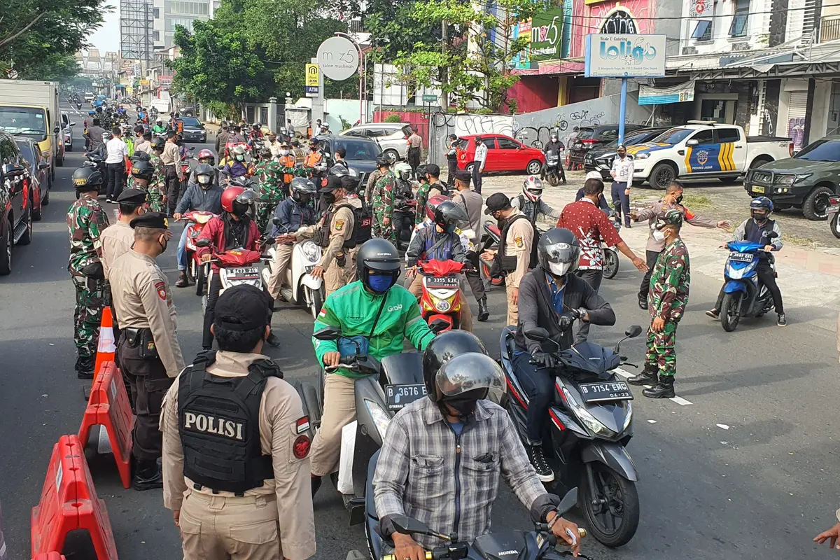 Penyekatan PPKM Level 4 di Margonda, Depok