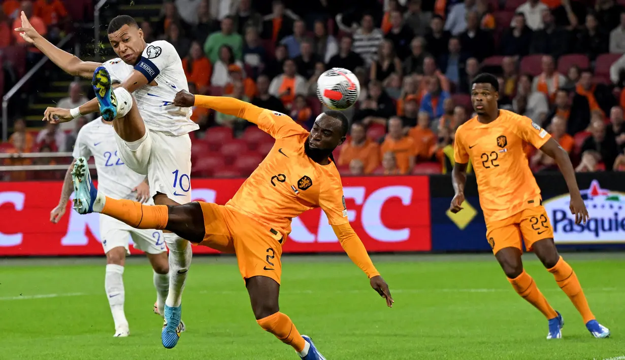<p>Pemain Prancis, Kylian Mbappe, melepaskan tendangan saat melawan Belanda pada Kualifikasi EURO 2024 Grup B di Stadion Johan Cruijff Arena, Sabtu (14/10/2023). Prancis menang dengan skor 2-1. (AFP/John Thys)</p>