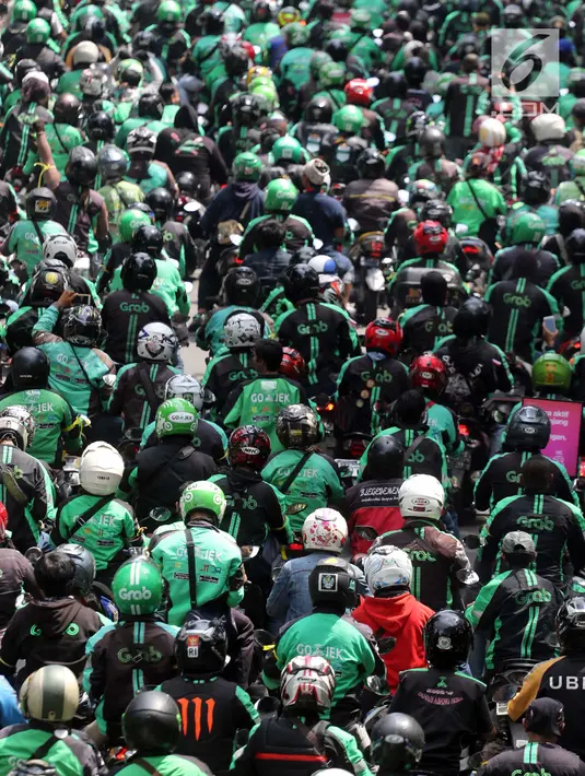 Ribuan pengemudi ojek online melakukan konvoi di Jalan Medan Merdeka Barat, Jakarta, Selasa (27/3). Mereka bergerak dari IRTI Monas menuju seberang Istana Merdeka untuk menuntut Pemerintah melakukan rasionalisasi tarif. (Liputan6.com/Arya Manggala)